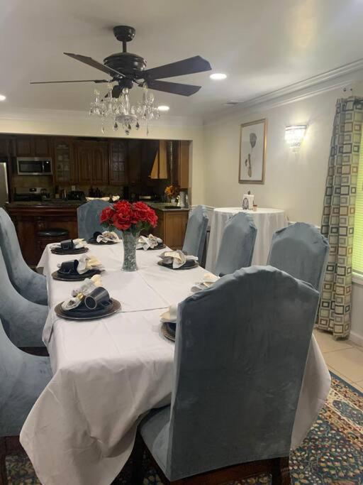 Entire Apartment Suite Family Singles Couples Nurses Dinners Business Meetings Літонія Екстер'єр фото