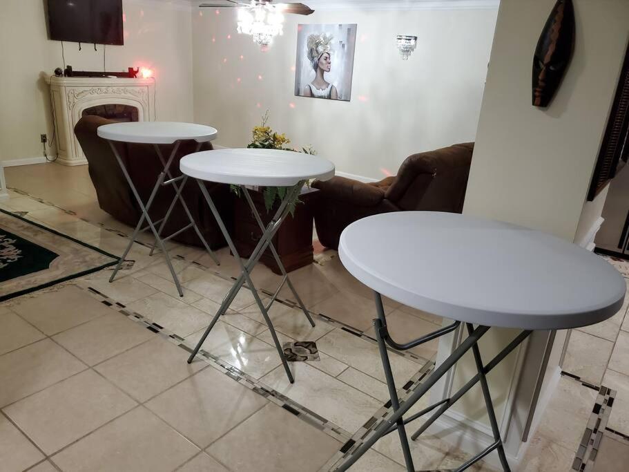 Entire Apartment Suite Family Singles Couples Nurses Dinners Business Meetings Літонія Екстер'єр фото